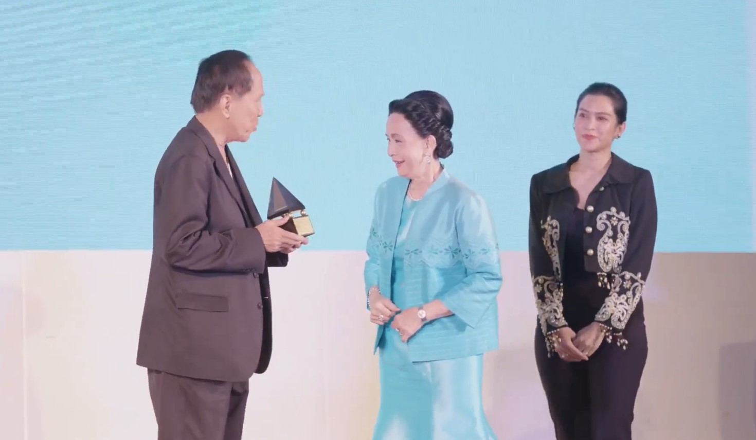 Blue Again คว้า 5 รางวัล ด้าน แพนเค้ก คว้านำหญิง จาก Six Character ใน ชมรมวิจารณ์บันเทิง Blue Again คว้า 5 รางวัล ด้าน แพนเค้ก คว้านำหญิง จาก Six Character ใน ชมรมวิจารณ์บันเทิง