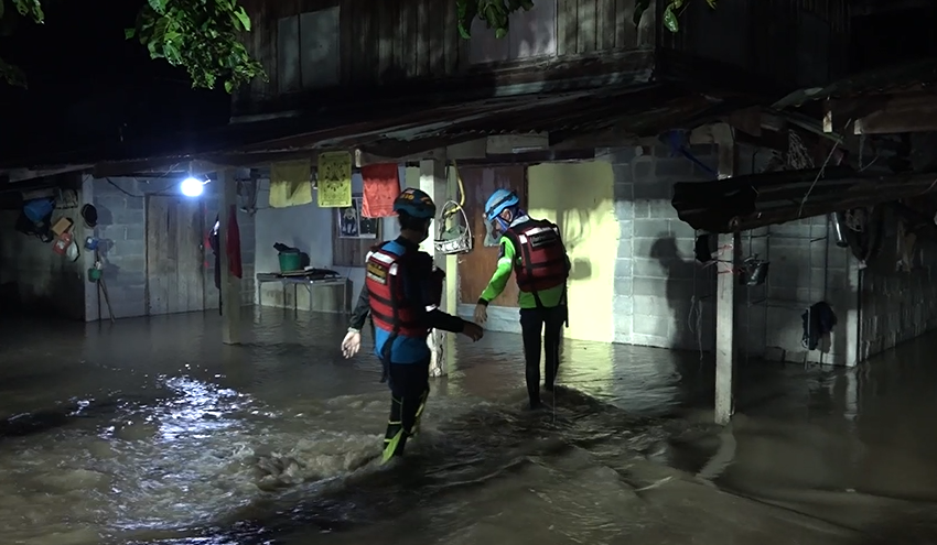 ฝนตกหนัก น้ำป่าเขาใหญ่ ทะลักกลางดึกหลากเข้าท่วมบ้านที่ปราจีนฯ