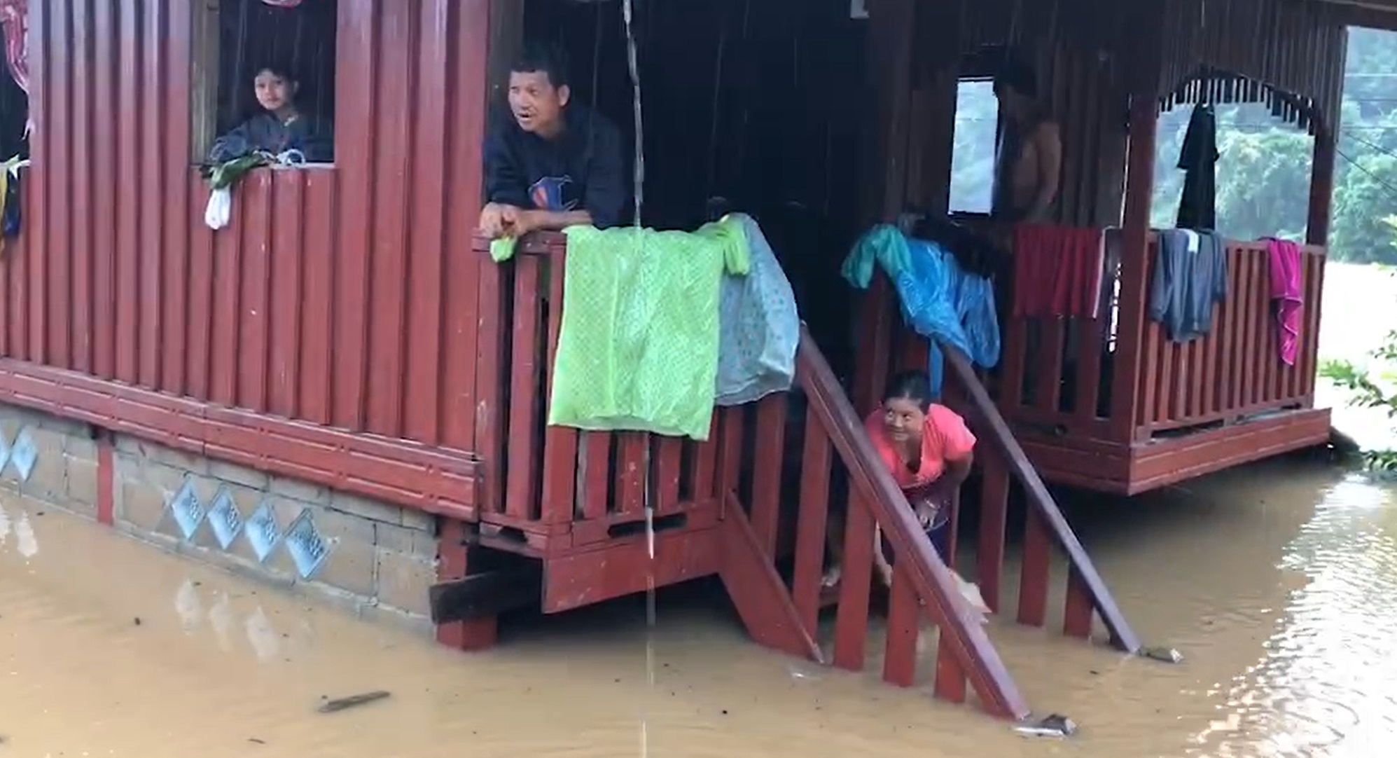 น้ำท่วมหนัก! 2 หมู่บ้านในจังหวัดตาก ฝนตกต่อเนื่อง ใช้ไฟฟ้าไม่ได้