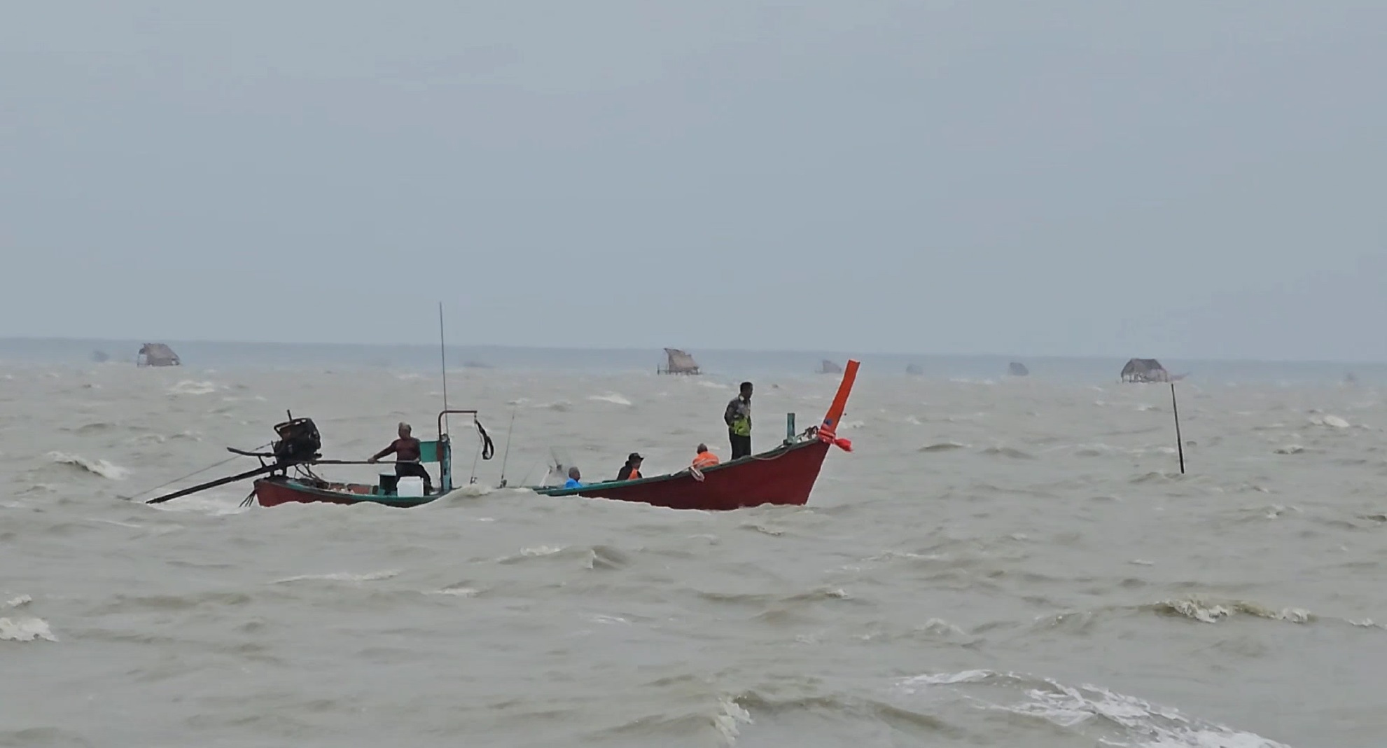 ด่วน! พายุหัวด้วนถล่มนครศรีฯ เรือล่มหลายลำ มีผู้สูญหาย-เสียชีวิต