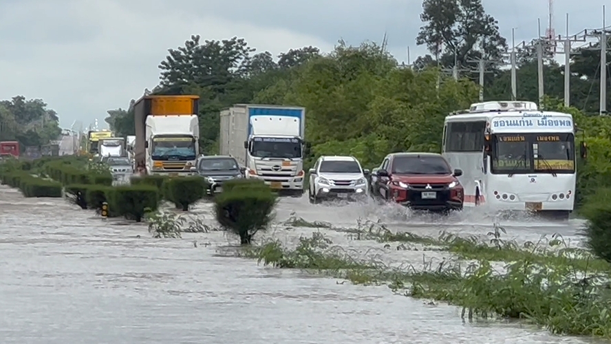 ถ.มิตรภาพ จมน้ำ! หลังเจอฝนตกหนัก รถทัวร์-รถบรรทุก เสียหายหลายคัน 