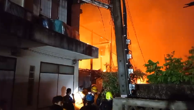 ระทึก! ไฟไหม้ชุมชนในซอยสุขสวัสดิ์ 52 เสียหาย 7 หลัง เจ็บ 3 ราย