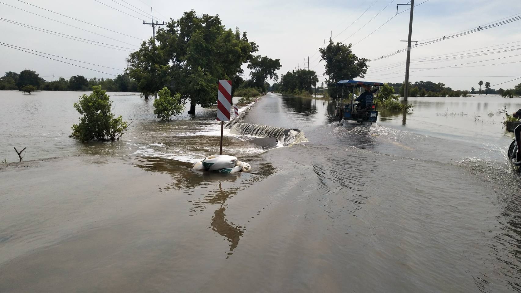 โคราชยังอ่วม! น้ำท่วมกระทบ 1,500 ครัวเรือน ชุมพวงหนักสุดถนนถูกตัดขาด โคราชยังอ่วม! น้ำท่วมกระทบ 1,500 ครัวเรือน ชุมพวงหนักสุดถนนถูกตัดขาด
