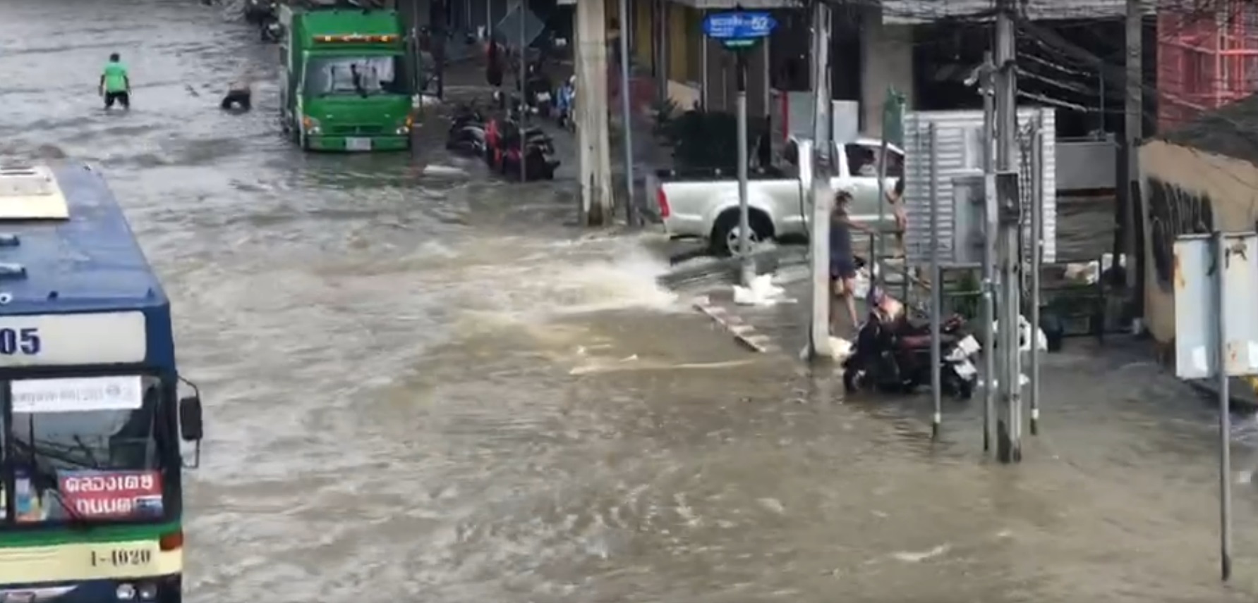 น้ำทะเลหนุนสูงท่วมถนนพระราม3 กระทบการจราจรทั้งขาเข้า-ขาออก น้ำทะเลหนุนสูงท่วมถนนพระราม3 กระทบการจราจรทั้งขาเข้า-ขาออก