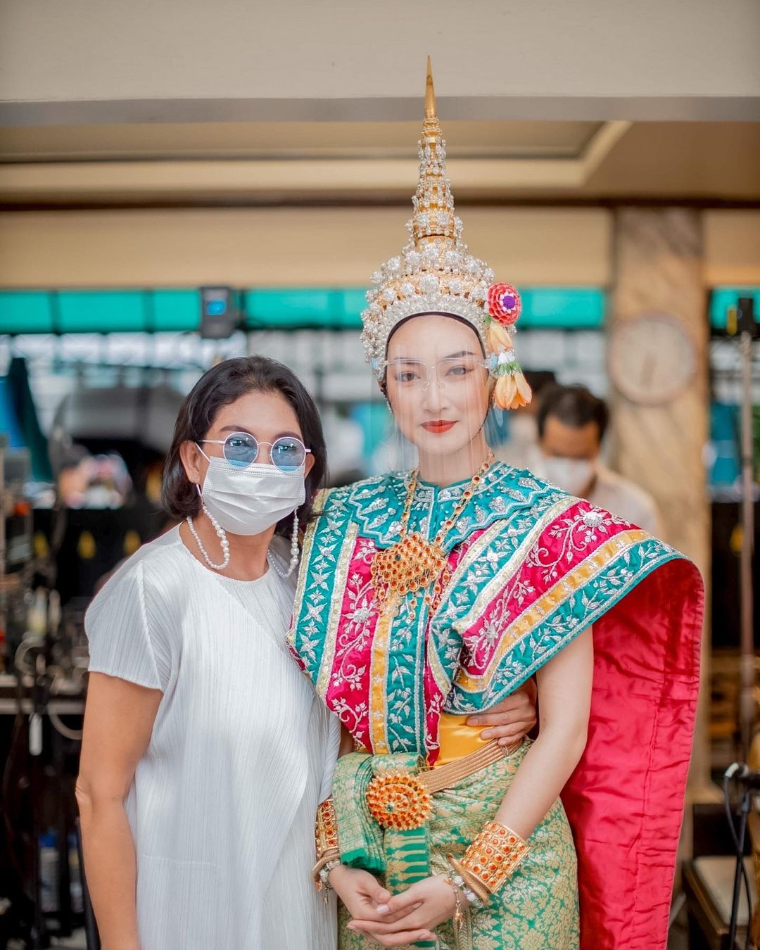 “แพนเค้ก-สารวัตรหมี” ทอดกฐิน/ใส่ชุดไทยล้างห้องน้ำวัด (มีคลิป)