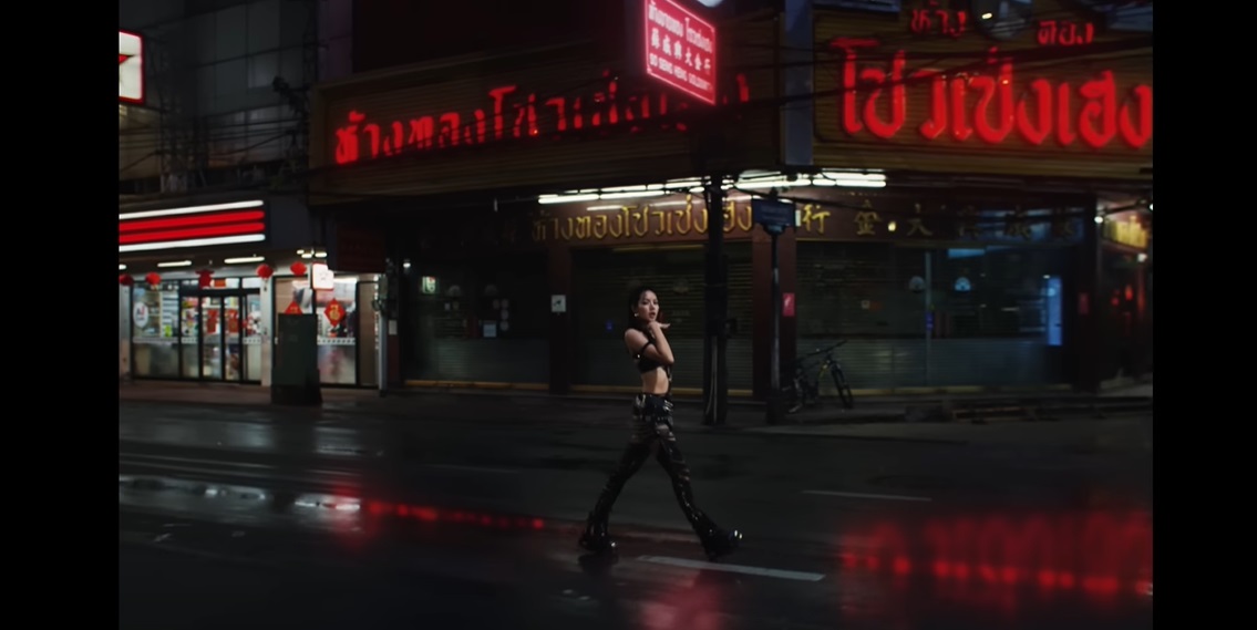 “ลิซ่า” ปลุกกระแส “ถนนเยาวราช” สู่สายตาชาวโลก ผ่าน MV เพลง ROCKSTAR “ลิซ่า” ปลุกกระแส “ถนนเยาวราช” สู่สายตาชาวโลก ผ่าน MV เพลง ROCKSTAR