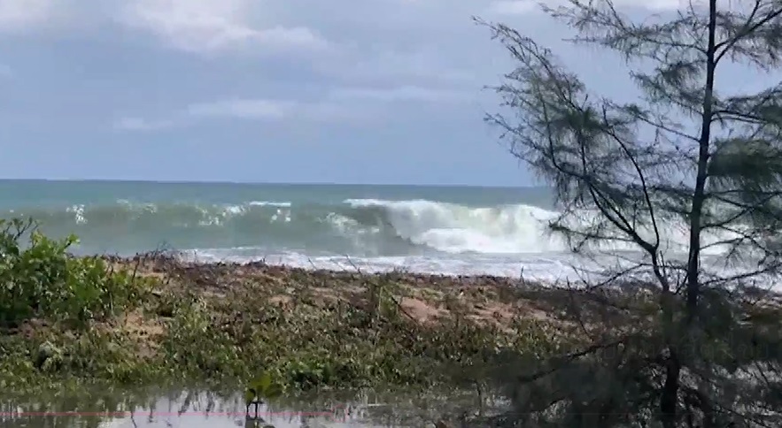 หาดทรายแก้ว เปิดภาพคลื่นสูงซัดน้ำทะเลท่วมถนนภูเก็ต จราจรติดขัด!