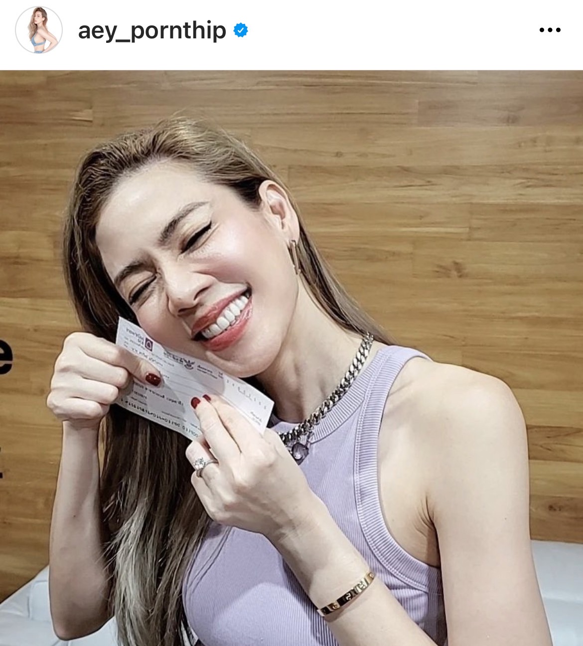 เอ๋ กรี๊ดลั่นบ้าน ป๋อ ให้เช็คเงินสดเป็นของขวัญครบรอบวันแต่งงาน เอ๋ กรี๊ดลั่นบ้าน ป๋อ ให้เช็คเงินสดเป็นของขวัญครบรอบวันแต่งงาน