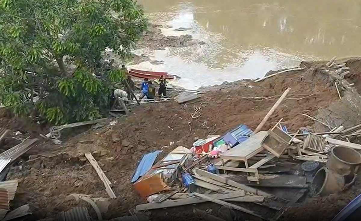 บ้านริมตลิ่งแม่น้ำยมทรุดตัว  เร่งค้นหาผู้สูญหายที่ จ.สุโขทัย