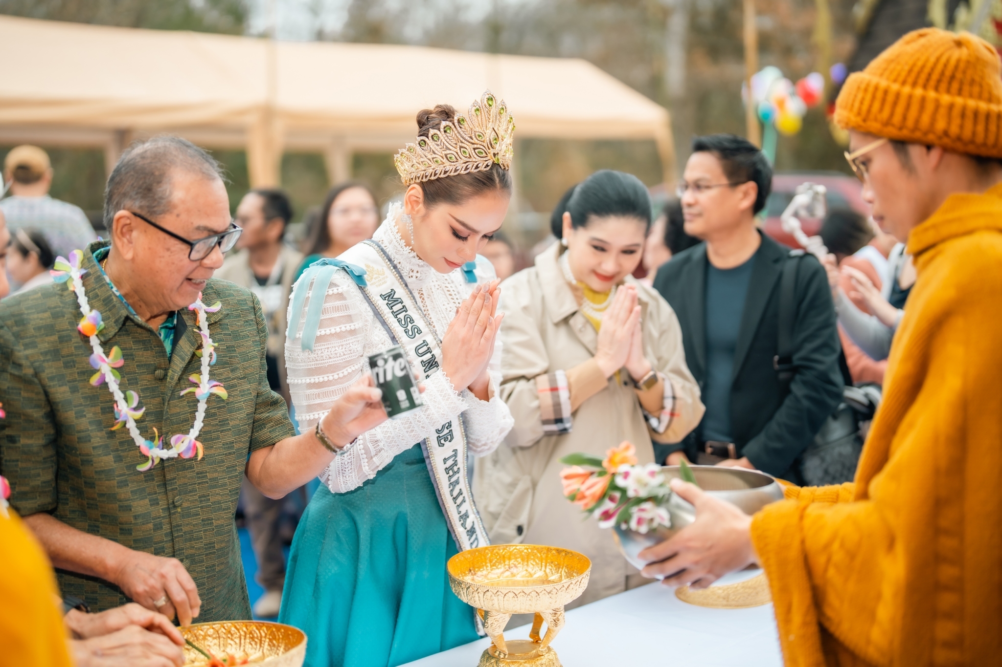 แอนนา เสืองามเอี่ยม ทำบุญช่วงเทศกาลปีใหม่ที่วัดไทยในสหรัฐ แอนนา เสืองามเอี่ยม ทำบุญช่วงเทศกาลปีใหม่ที่วัดไทยในสหรัฐ