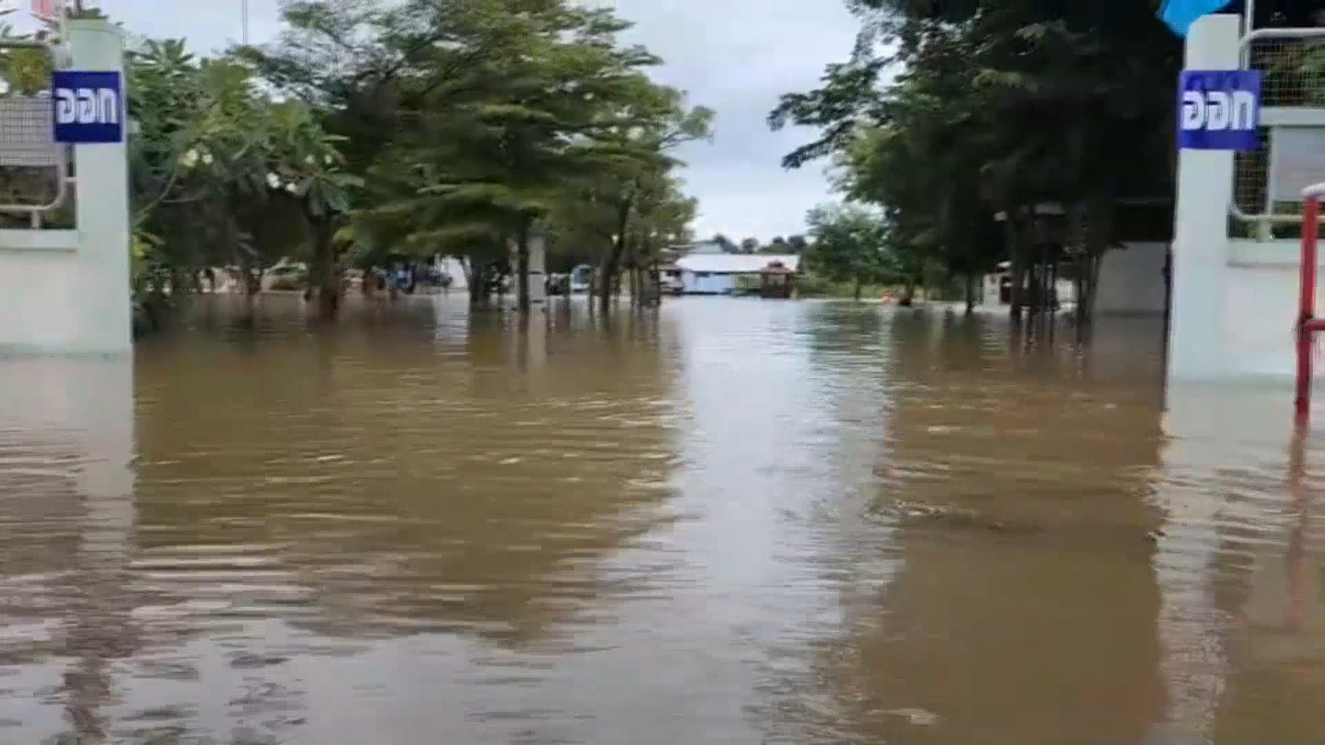 ด่วน! พิจิตร น้ำป่าทะลักท่วม โรงพยาบาลดงเจริญ เร่งย้ายผู้ป่วยวุ่น  