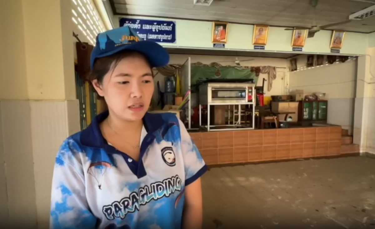 ชาวบางบาลทำความสะอาดโรงเรียนหลังน้ำลด ชาวบางบาลทำความสะอาดโรงเรียนหลังน้ำลด