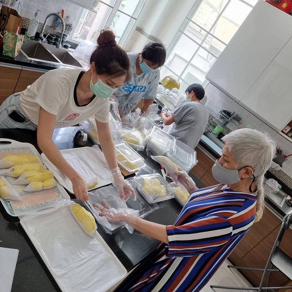 “เอิน ณิธิภัทร์” หยุดกองถ่าย สวมบทพ่อค้าขายทุเรียน (มีคลิป) “เอิน ณิธิภัทร์” หยุดกองถ่าย สวมบทพ่อค้าขายทุเรียน (มีคลิป)
