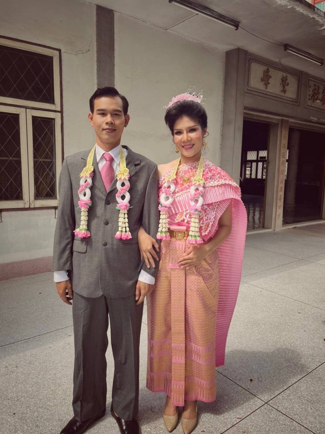 แห่แชร์! พรีเวดดิ้งย้อนยุคปี 80 คู่บ่าวสาวเผยจัดงานแต่งตามรอยพ่อ-เเม่