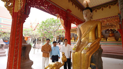 “หนุ่มแท่ง อารามทัวร์” พากราบ “หลวงพ่อโต” พระพุทธรูปคู่เมืองชาวบางพลี “หนุ่มแท่ง อารามทัวร์” พากราบ “หลวงพ่อโต” พระพุทธรูปคู่เมืองชาวบางพลี