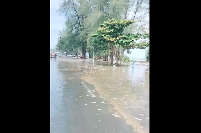 หาดทรายแก้ว เปิดภาพคลื่นสูงซัดน้ำทะเลท่วมถนนภูเก็ต จราจรติดขัด!