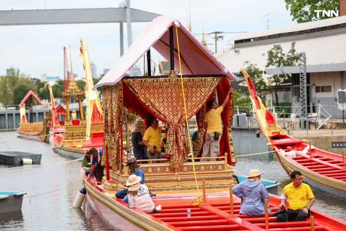 สำนักช่างสิบหมู่ ติดผ้าม่าน ผ้าหน้าจั่ว พร้อมซ่อมปิดทองกราบเรือพระที่นั่ง สำนักช่างสิบหมู่ ติดผ้าม่าน ผ้าหน้าจั่ว พร้อมซ่อมปิดทองกราบเรือพระที่นั่ง