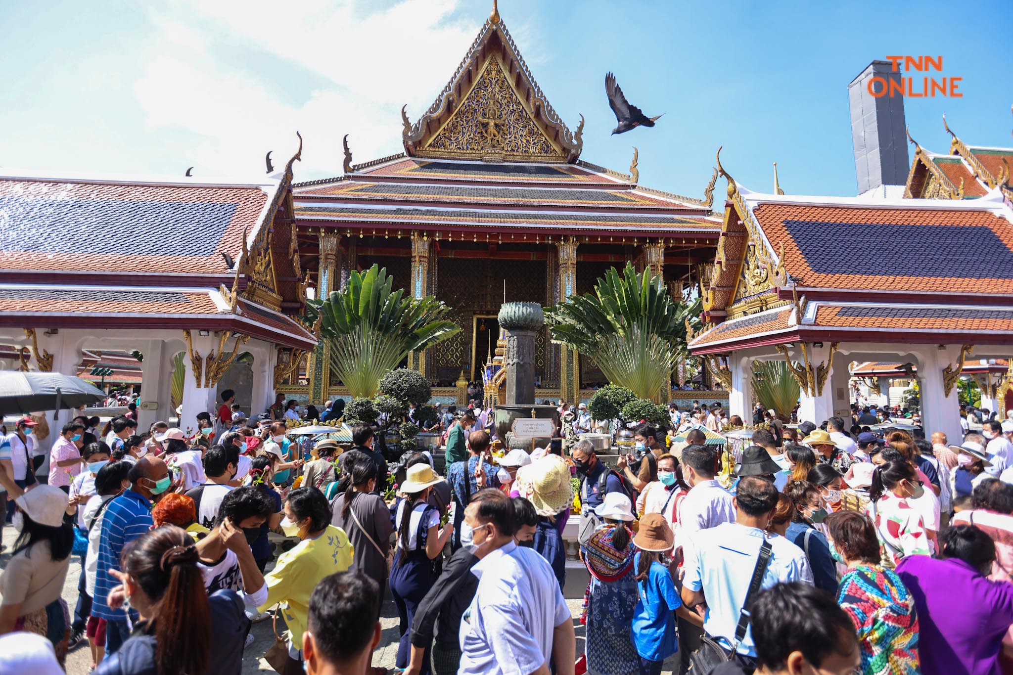  ล้นวัดพระแก้ว นักท่องเที่ยวแห่ขอพรปีใหม่