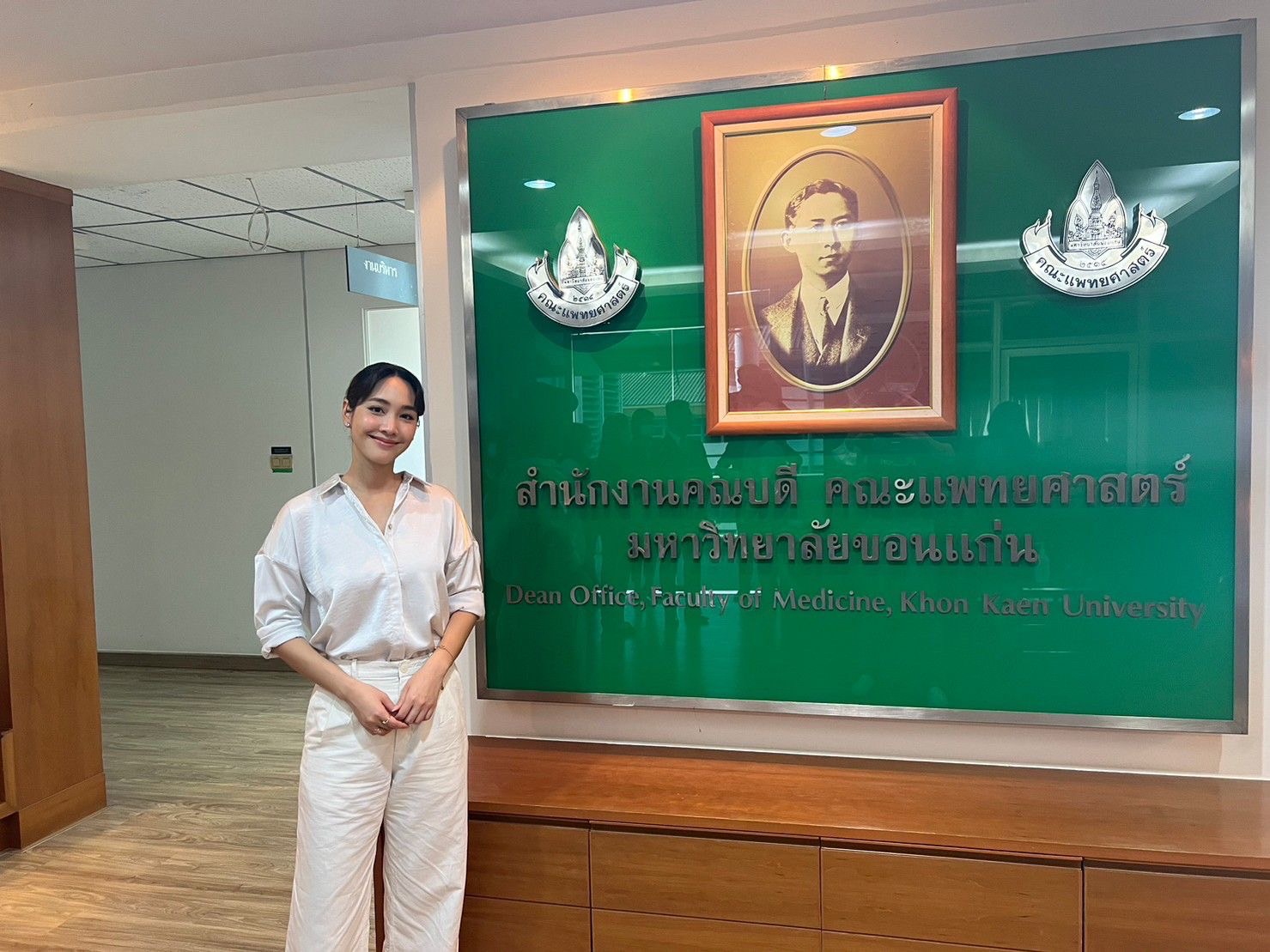 มิน พีชญา พร้อมครอบครัว มอบเงิน 1 ล้าน สมทบทุนสร้างโรงพยาบาล