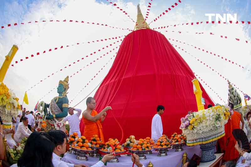ขบวนยิ่งใหญ่ตระการตา อัญเชิญผ้าแดงห่มองค์พระบรมบรรพต(ภูเขาทอง) ขบวนยิ่งใหญ่ตระการตา อัญเชิญผ้าแดงห่มองค์พระบรมบรรพต(ภูเขาทอง)