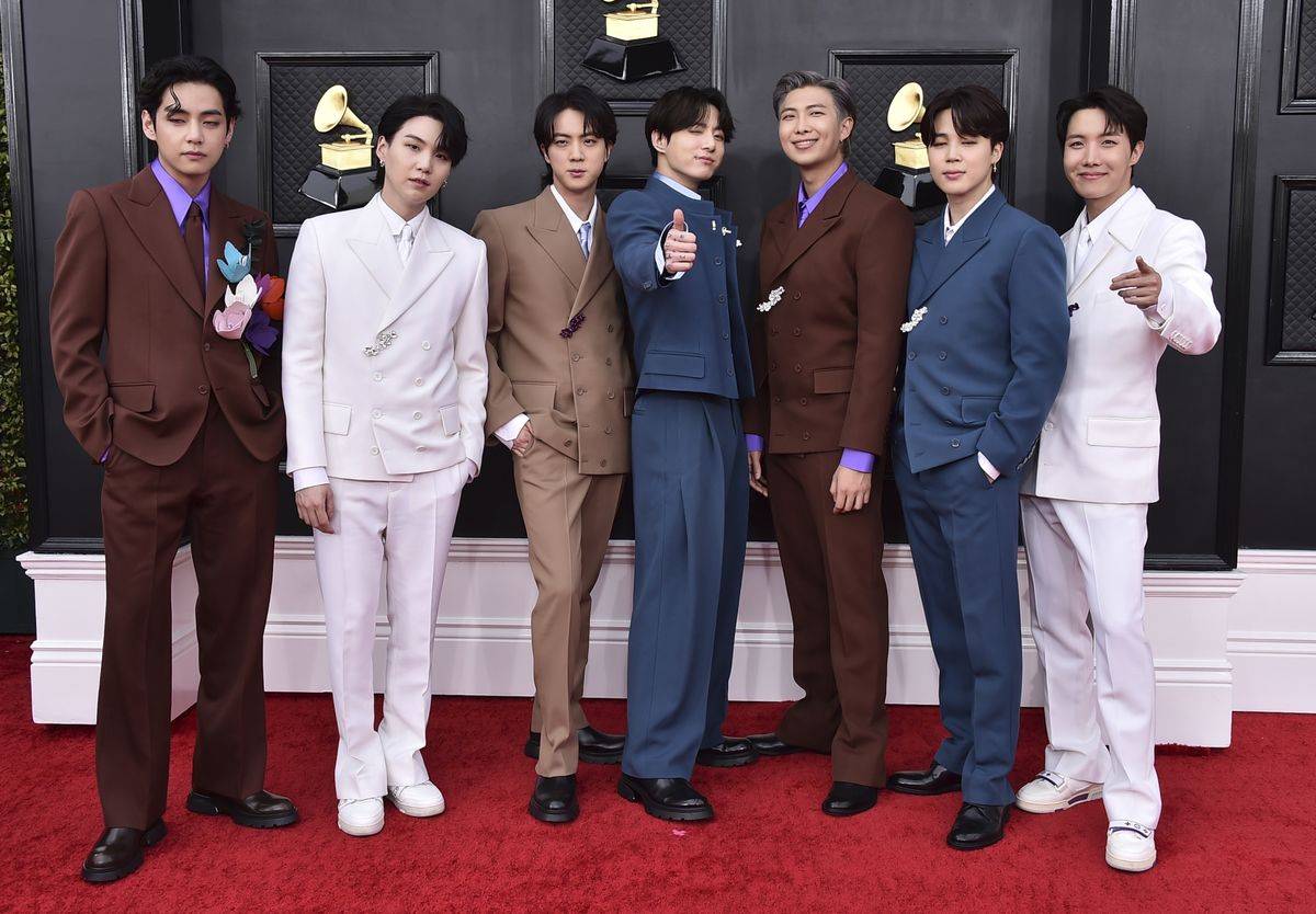 BTS ประกาศพักวงเพื่อเปิดโอกาสให้สมาชิกในวงได้ทำ โซโล่ โปรเจ็คท์ ของตัวเอง BTS ประกาศพักวงเพื่อเปิดโอกาสให้สมาชิกในวงได้ทำ โซโล่ โปรเจ็คท์ ของตัวเอง