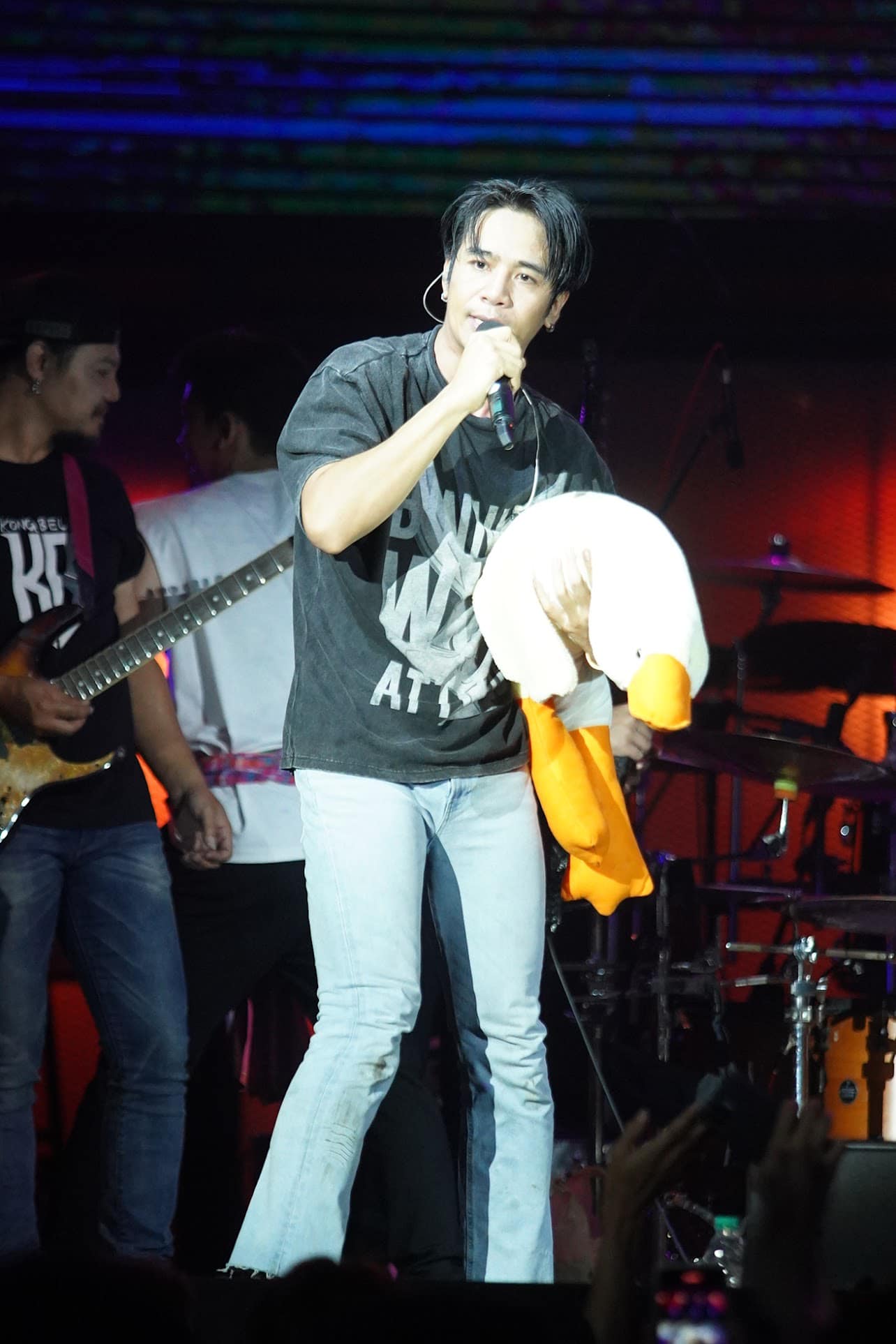 ตะลึงทั้งเวที แฟนคลับ ก้อง ห้วยไร่ ให้ วัวหัน-จระเข้หัน ทั้งตัวขณะแสดงบนเวที ตะลึงทั้งเวที แฟนคลับ ก้อง ห้วยไร่ ให้ วัวหัน-จระเข้หัน ทั้งตัวขณะแสดงบนเวที