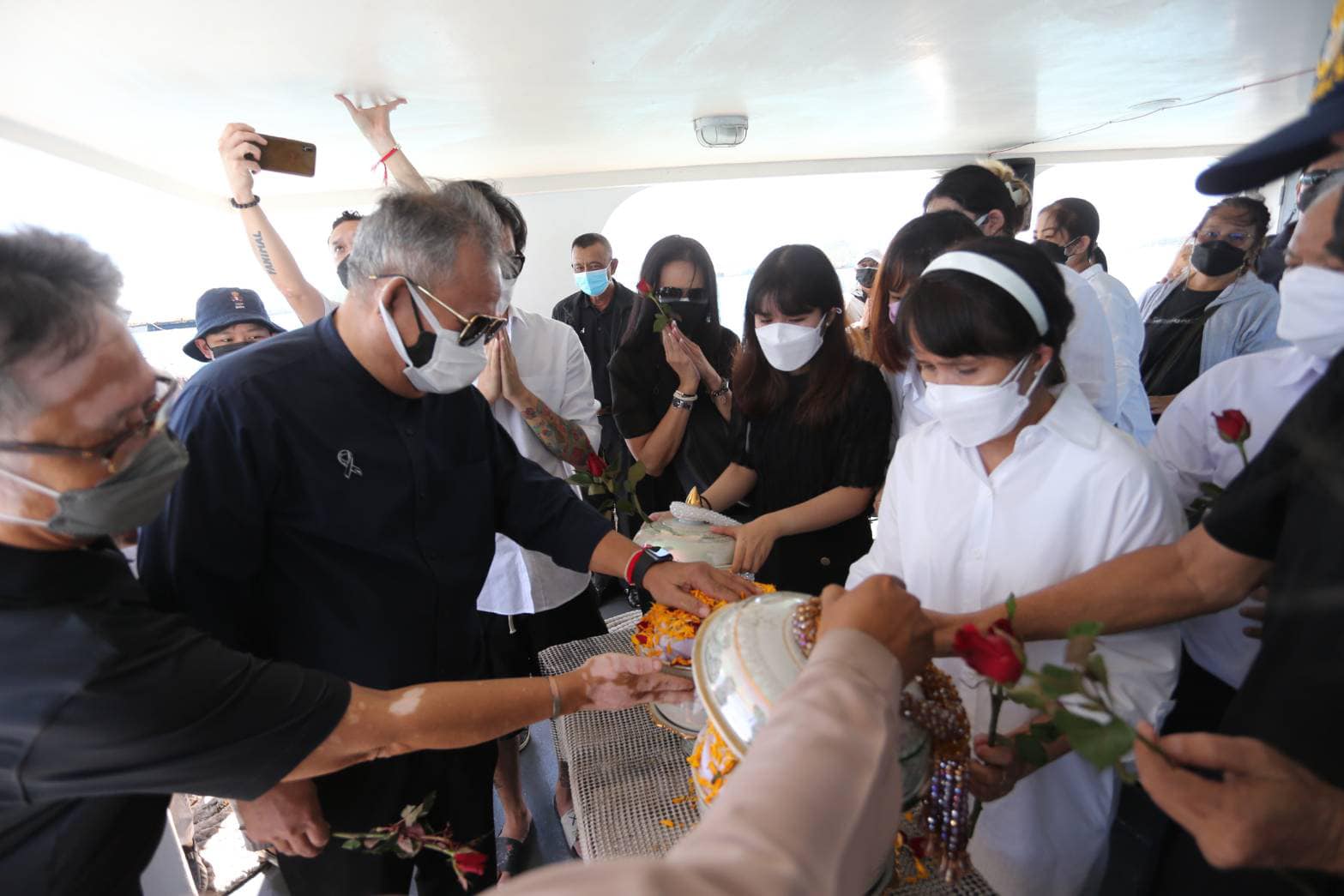 เป็ด เชิญยิ้ม นำอัฐิ พ่อแม่ ลอยอังคาร จ่อนำเงินทำบุญสร้างพระประธาน