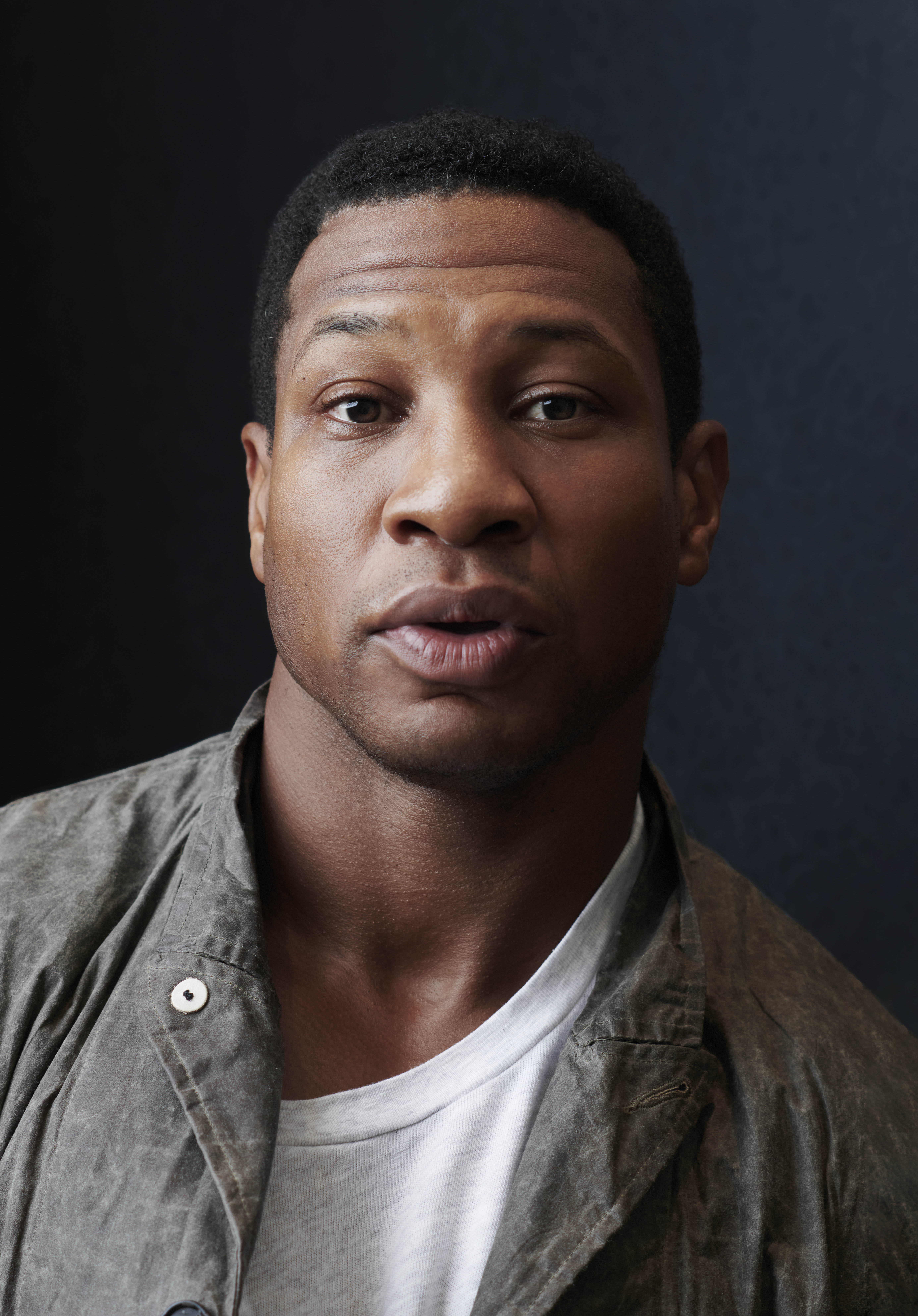 “Jonathan Majors” ถูกจับข้อหาทำร้ายร่างกายแฟนสาว