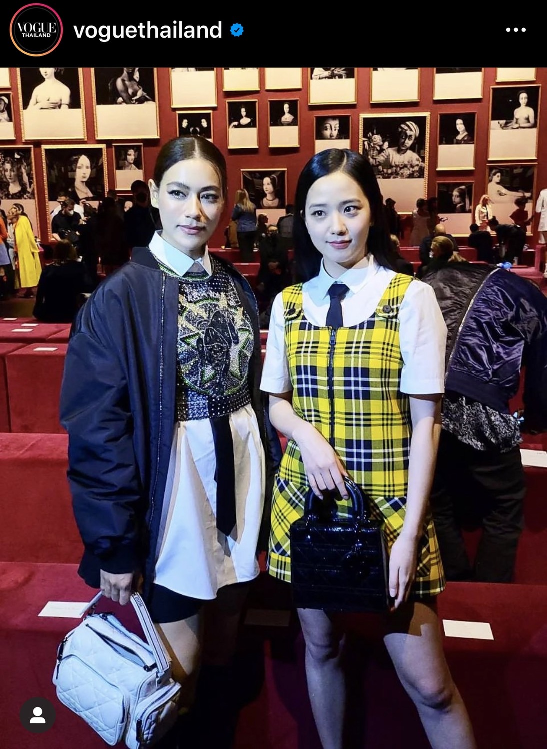 คิมเบอร์ลี่ กระทบไหล่ จีซู BLACKPINK  งานแฟชั่นโชว์แบรนด์ Dior ที่ปารีส