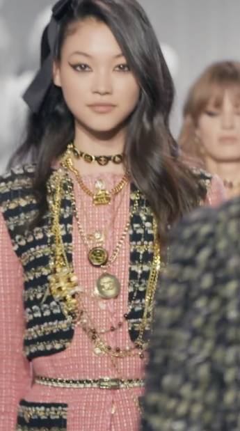 ปังต่อเนื่องระดับโลก!! ‘แจน ใบบุญ’ เดินสับสวยเฉี่ยวบนแคทวอล์ก CHANEL อีกครั้ง (มีคลิป)