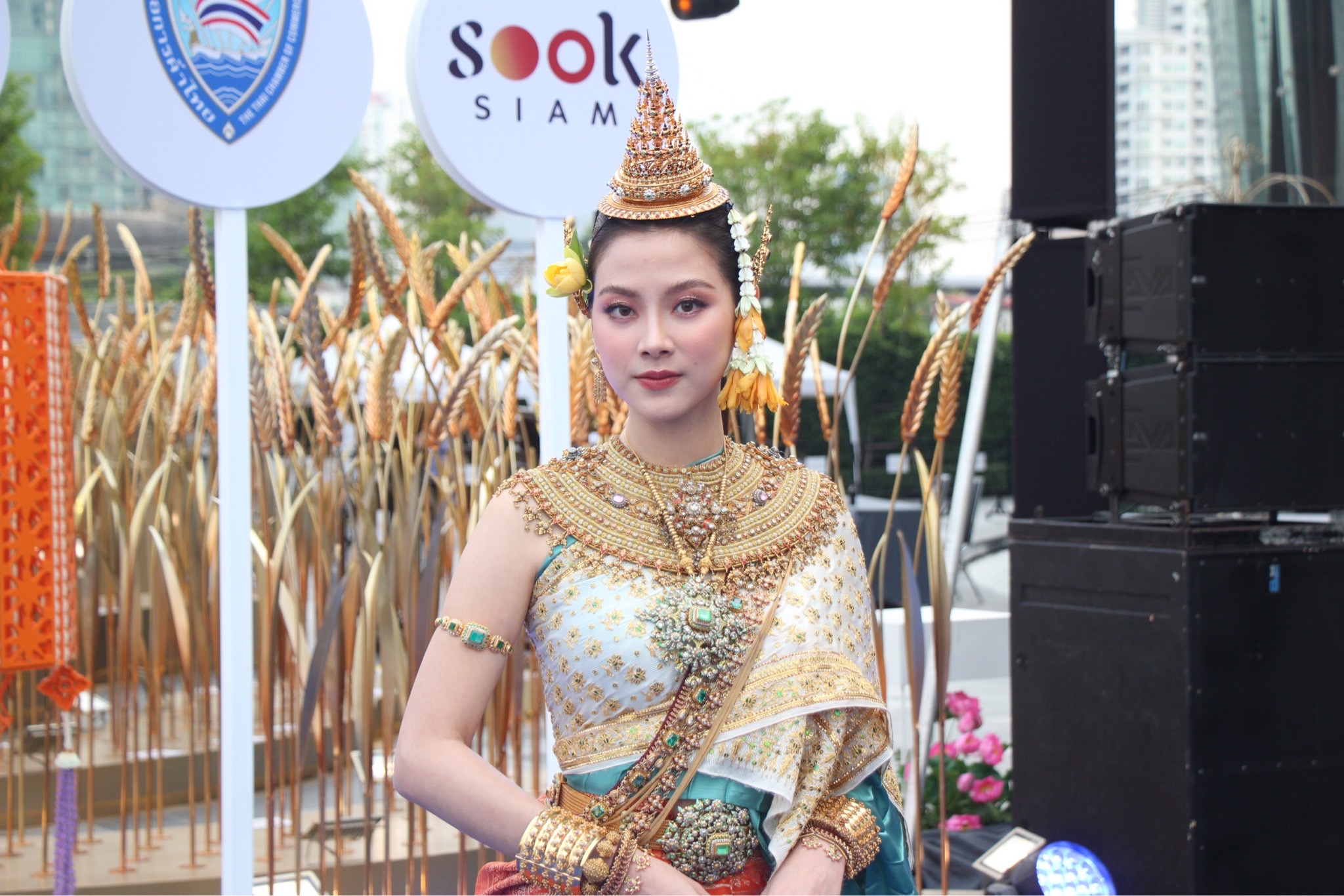ใบเฟิร์น แปลงกายเป็นนางสงกรานต์ นางกิริณีเทวี ใบเฟิร์น แปลงกายเป็นนางสงกรานต์ นางกิริณีเทวี