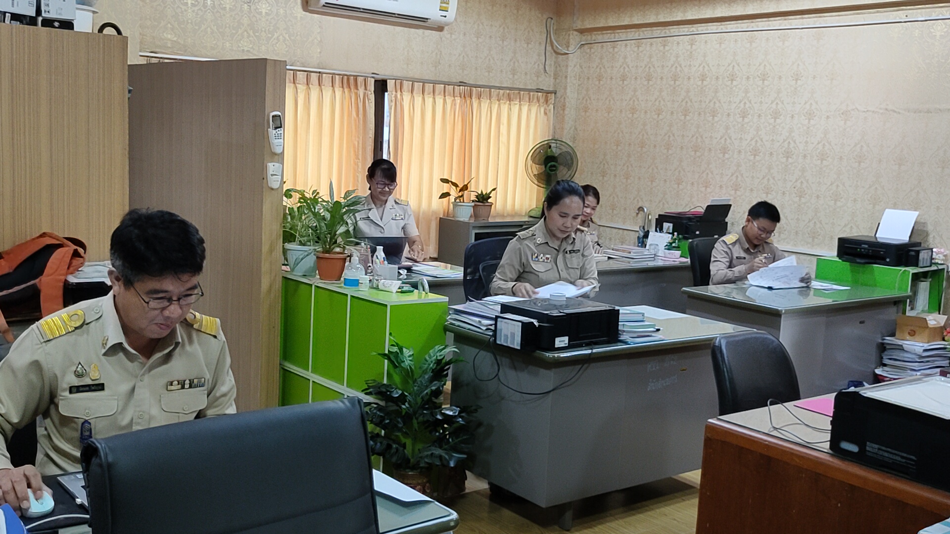 ผอ.โรงเรียนดัง อนุญาตให้ครูแต่งกายตามเพศสภาพ