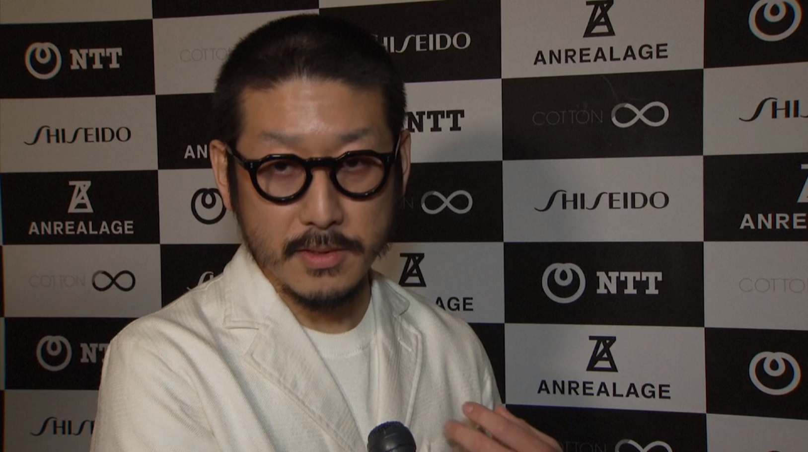 “Anrealage” แบรนด์ญี่ปุ่นสุดไฮเทค โชว์เสื้อผ้าเปลี่ยนสีได้ด้วยรังสี UV [มีคลิป]