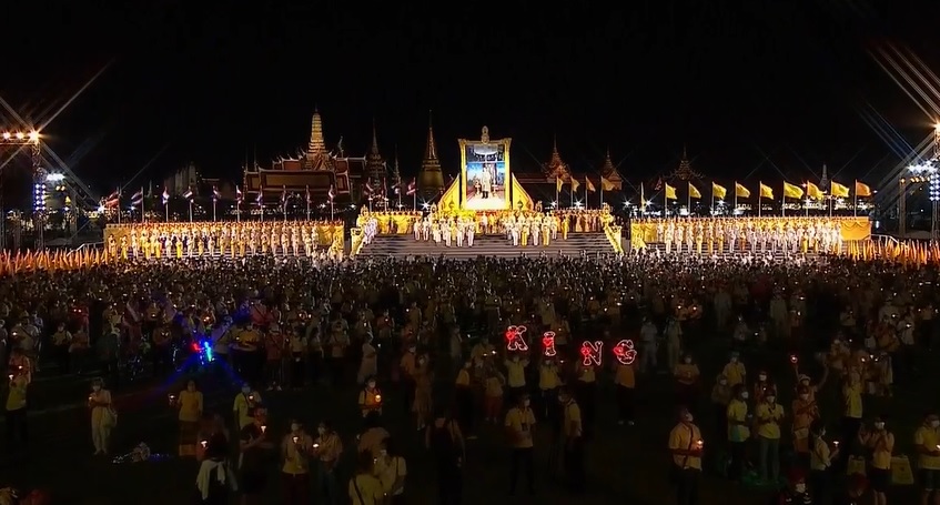 นายกฯ นำจุดเทียนถวายพระพรชัยมงคล วันเฉลิมพระชนมพรรษา พระบาทสมเด็จพระเจ้าอยู่หัว นายกฯ นำจุดเทียนถวายพระพรชัยมงคล วันเฉลิมพระชนมพรรษา พระบาทสมเด็จพระเจ้าอยู่หัว