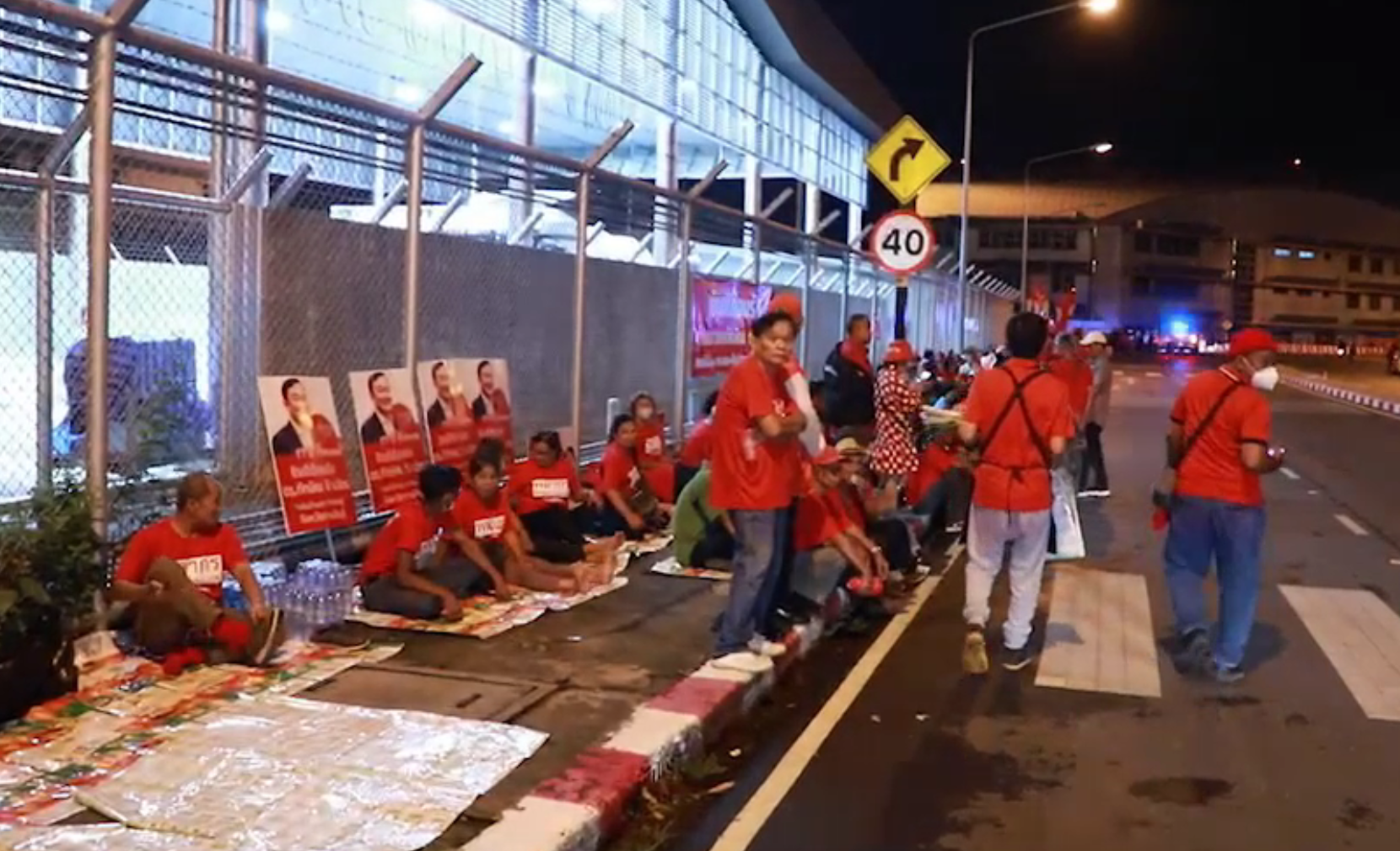 “ทักษิณกลับไทย” เปิดภาพบรรยากาศล่าสุด!สนามบินดอนเมือง สื่อเกาะติด “ทักษิณกลับไทย” เปิดภาพบรรยากาศล่าสุด!สนามบินดอนเมือง สื่อเกาะติด