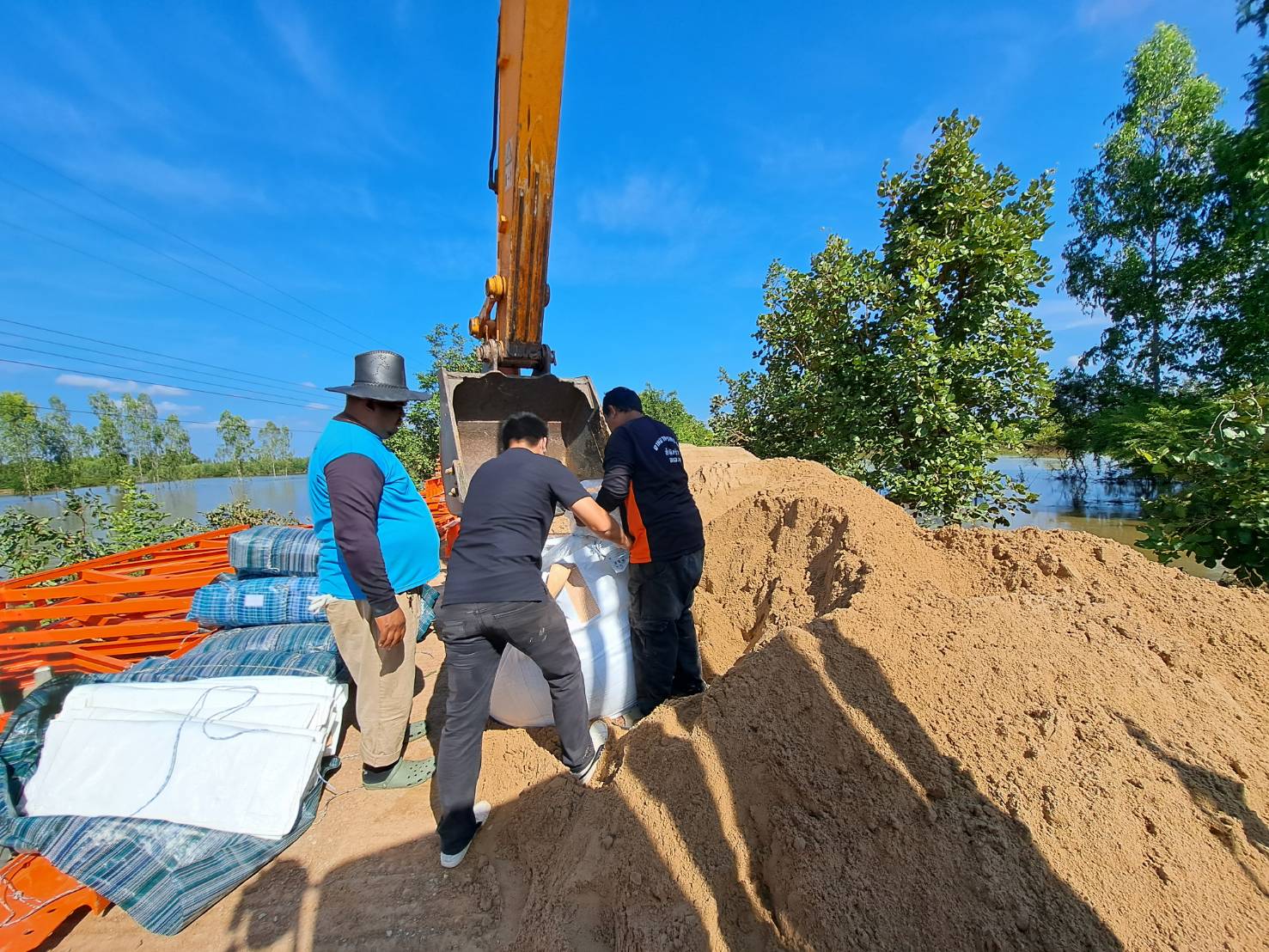 โคราชยังอ่วม! น้ำท่วมกระทบ 1,500 ครัวเรือน ชุมพวงหนักสุดถนนถูกตัดขาด โคราชยังอ่วม! น้ำท่วมกระทบ 1,500 ครัวเรือน ชุมพวงหนักสุดถนนถูกตัดขาด