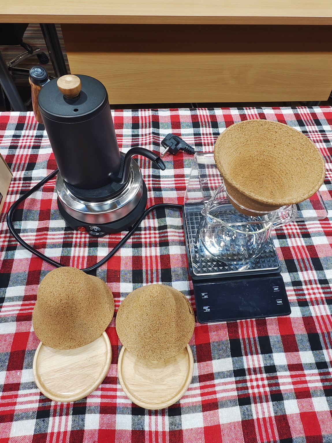 นักวิจัยโคราช ยกระดับดินด่านเกวียน พัฒนาดริปเปอร์กาแฟ-ภาชนะกินเข่าค่ำ