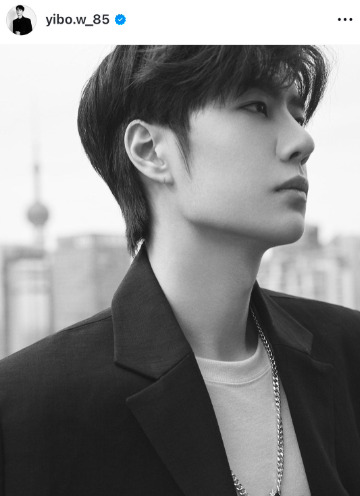 โมเมนต์ทัชใจ หวังอี้ป๋อ เก็บธงชาติจีนตกพื้น โมเมนต์ทัชใจ หวังอี้ป๋อ เก็บธงชาติจีนตกพื้น