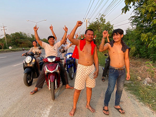 โซเชียลแห่แชร์! หนุ่มโคราชจับได้ใบดำ วิ่งเท้าเปล่าฝ่าแดดแก้บนกลับบ้าน โซเชียลแห่แชร์! หนุ่มโคราชจับได้ใบดำ วิ่งเท้าเปล่าฝ่าแดดแก้บนกลับบ้าน