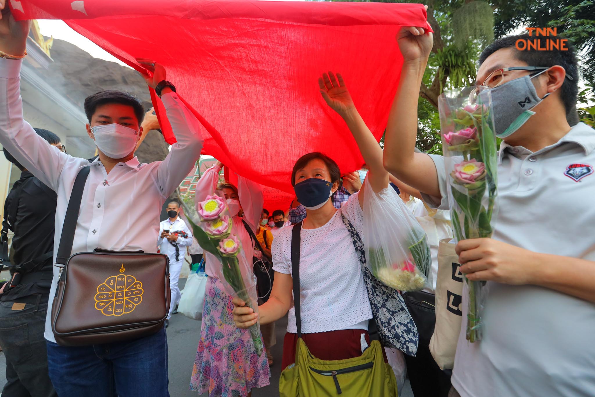 ประชาชนร่วมพิธี “ห่มผ้าแดงภูเขาทอง” ประจำปี 2564 เสริมสิริมงคล