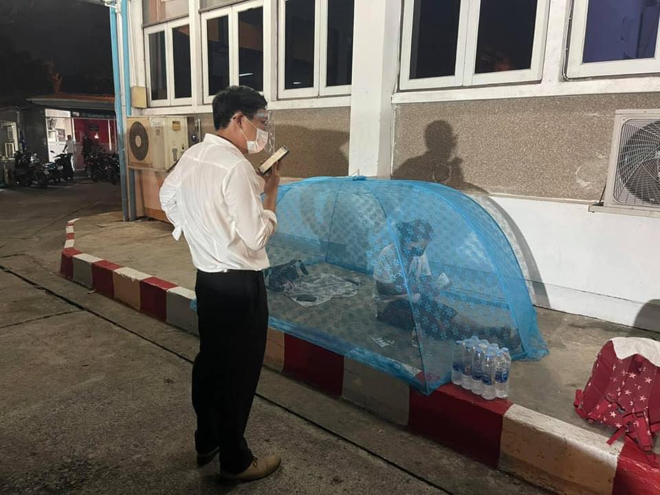 สะเทือนใจ ! แม่ป่วยโควิดนอนข้างถนนกลัวลูกติดเชื้อ สะเทือนใจ ! แม่ป่วยโควิดนอนข้างถนนกลัวลูกติดเชื้อ