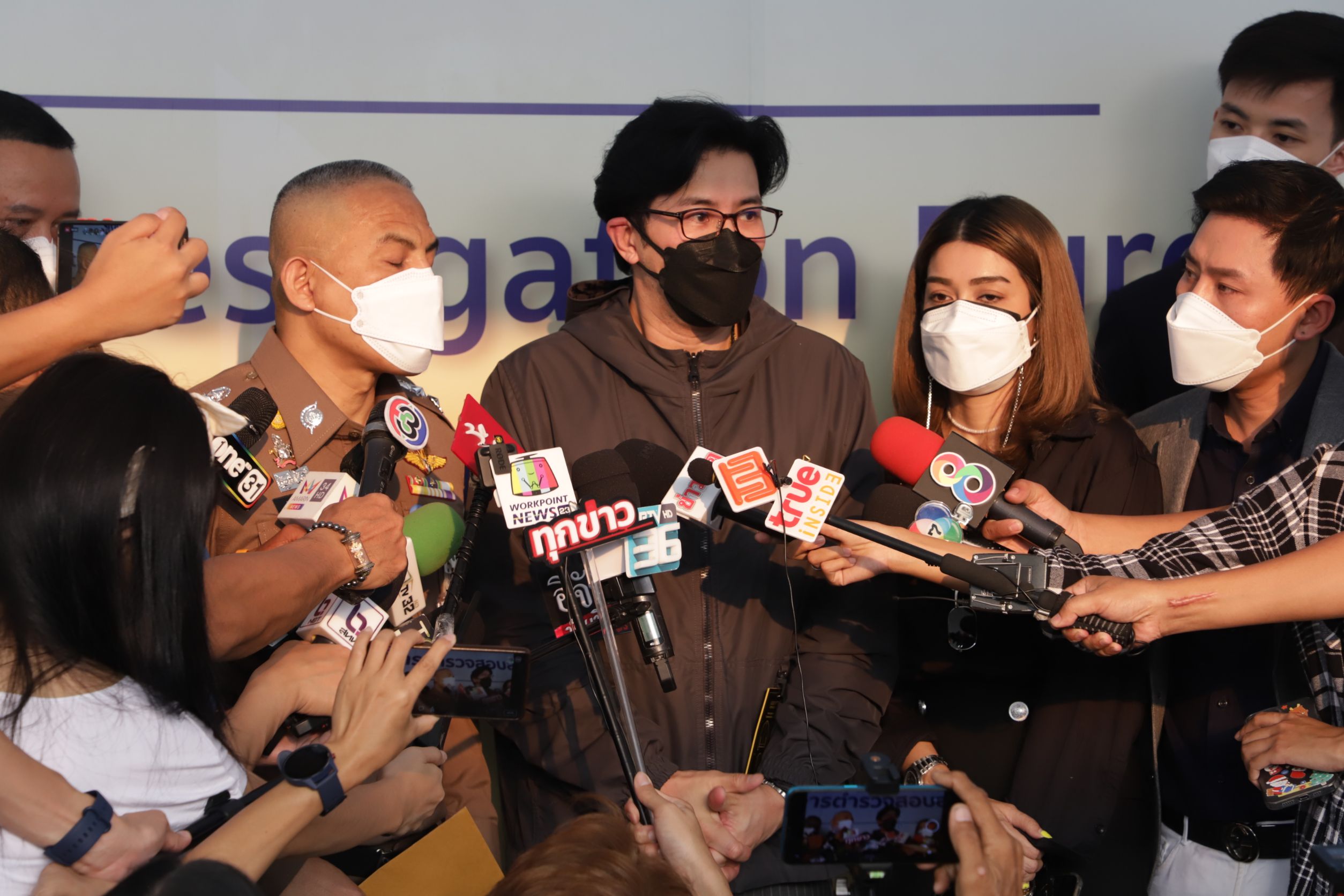 หนุ่ม กรรชัย - แจง ภรรยาแจ๊ส พร้อมทนายษิทรา ร้องกองปราบดำเนินคดี หลังถูกข่มขู่ หนุ่ม กรรชัย - แจง ภรรยาแจ๊ส พร้อมทนายษิทรา ร้องกองปราบดำเนินคดี หลังถูกข่มขู่