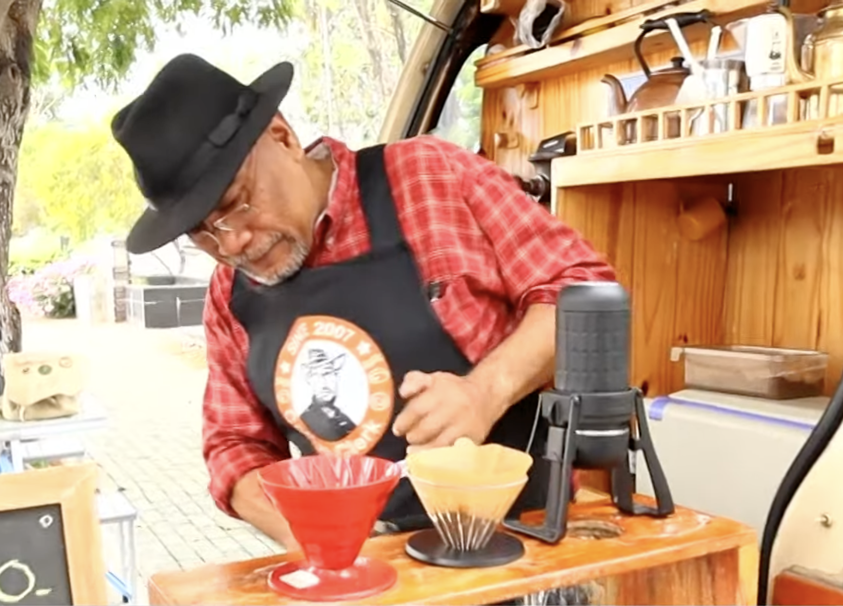 ปลัด ทต. เปิดท้ายขายกาแฟทั่วไทยหลังเกษียณ ปลัด ทต. เปิดท้ายขายกาแฟทั่วไทยหลังเกษียณ