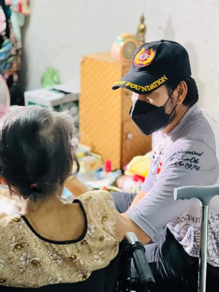 “บิณฑ์” เข้าช่วยเหลือ “แม่จิต” มอบวีลแชร์พร้อมเงิน (มีคลิป)