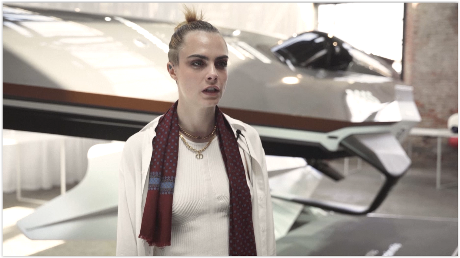 เกิดอะไรขึ้น!!?  “Margot Robbie” ร้องไห้ออกจากบ้าน  “Cara Delevingne” 