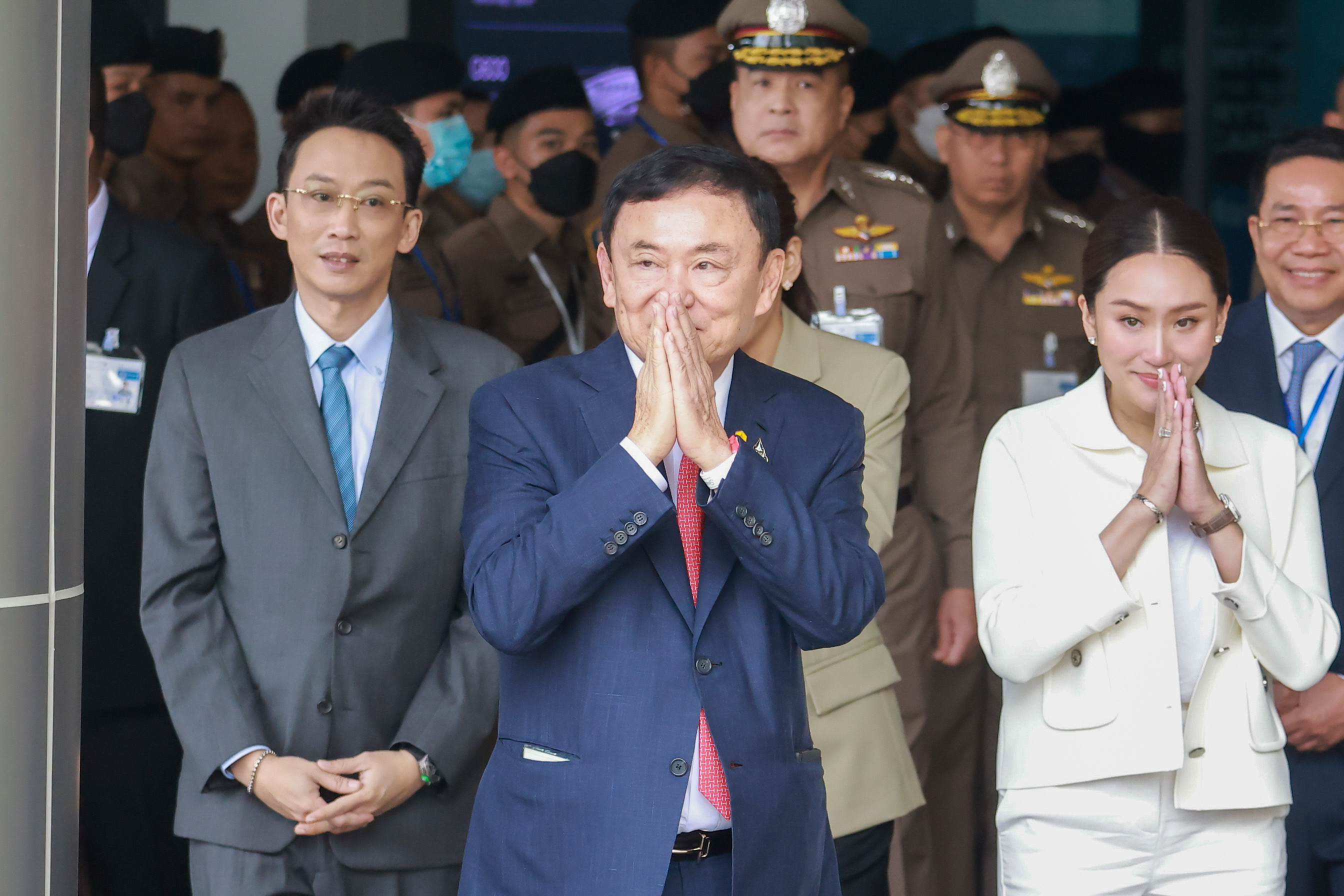 ประมวลภาพ ทักษิณ ชินวัตร ถึงเมืองไทย ยกมือไหว้-ทักทายประชาชน ประมวลภาพ ทักษิณ ชินวัตร ถึงเมืองไทย ยกมือไหว้-ทักทายประชาชน