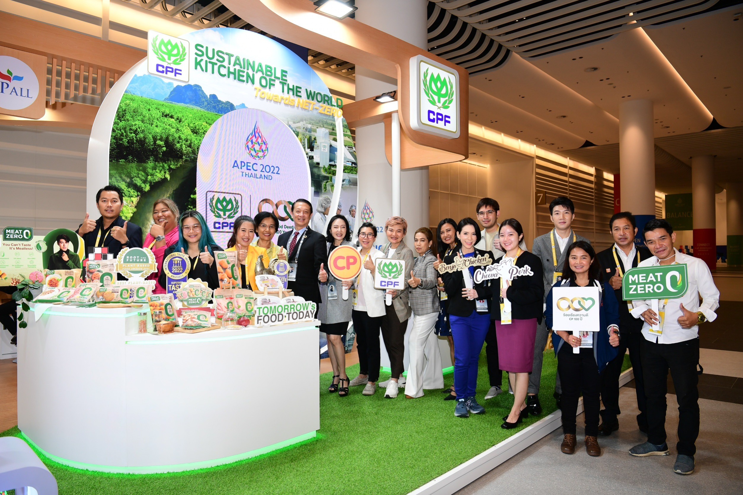 ผู้บริหาร CPF ต้อนรับสื่อมวลชนเยี่ยมชมบูธ CP-CPF ในงาน APEC 2022
