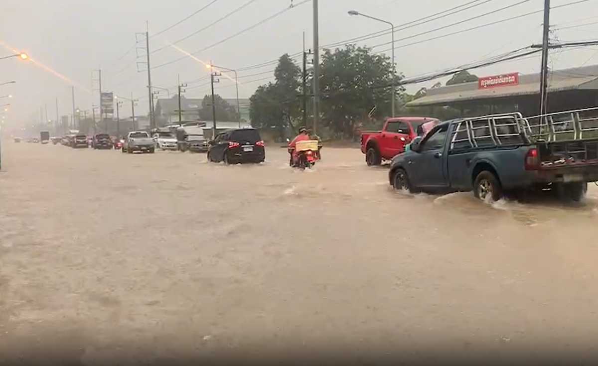 ฝนถล่มจ.ตราด น้ำท่วมขังรอบศาลากลางจังหวัด-ถนนสายหลัก ฝนถล่มจ.ตราด น้ำท่วมขังรอบศาลากลางจังหวัด-ถนนสายหลัก