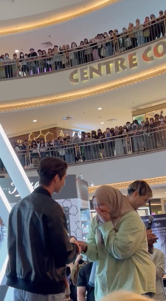 หล่อห้างแตก!! ‘ไบร์ท วชิรวิชญ์’ ลัดฟ้าเสิร์ฟฟินสบตาแฟนๆ ที่มาเลเซีย