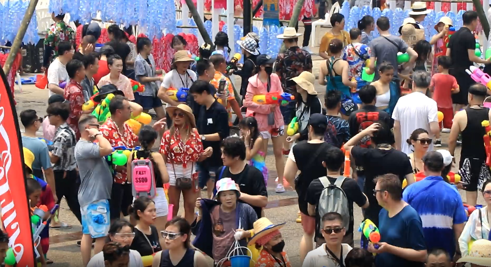 วันสงกรานต์ 2566 เชียงใหม่สุดคึกคัก นักท่องเที่ยวแห่เล่นสาดน้ำแน่นคูเมือง วันสงกรานต์ 2566 เชียงใหม่สุดคึกคัก นักท่องเที่ยวแห่เล่นสาดน้ำแน่นคูเมือง